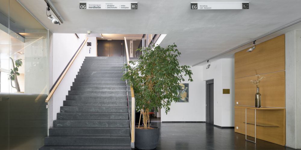 novum Innsbruck Foyer Untergeschoss Treppe
